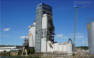 Das RKW Sued wurde 2015 aufgegeben und war seitdem ein Lost Place. Seit Maerz 2025 wird das Werk abgerissen. Das erste Silogebaeude und das Zwischengebaeude sind schon abgerissen.